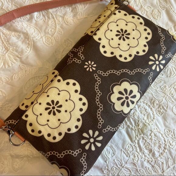 Petunia Pickle Bottom Diaper Clutch-Breakfast in Belfast Print “R” Monogram - Picture 3 of 13